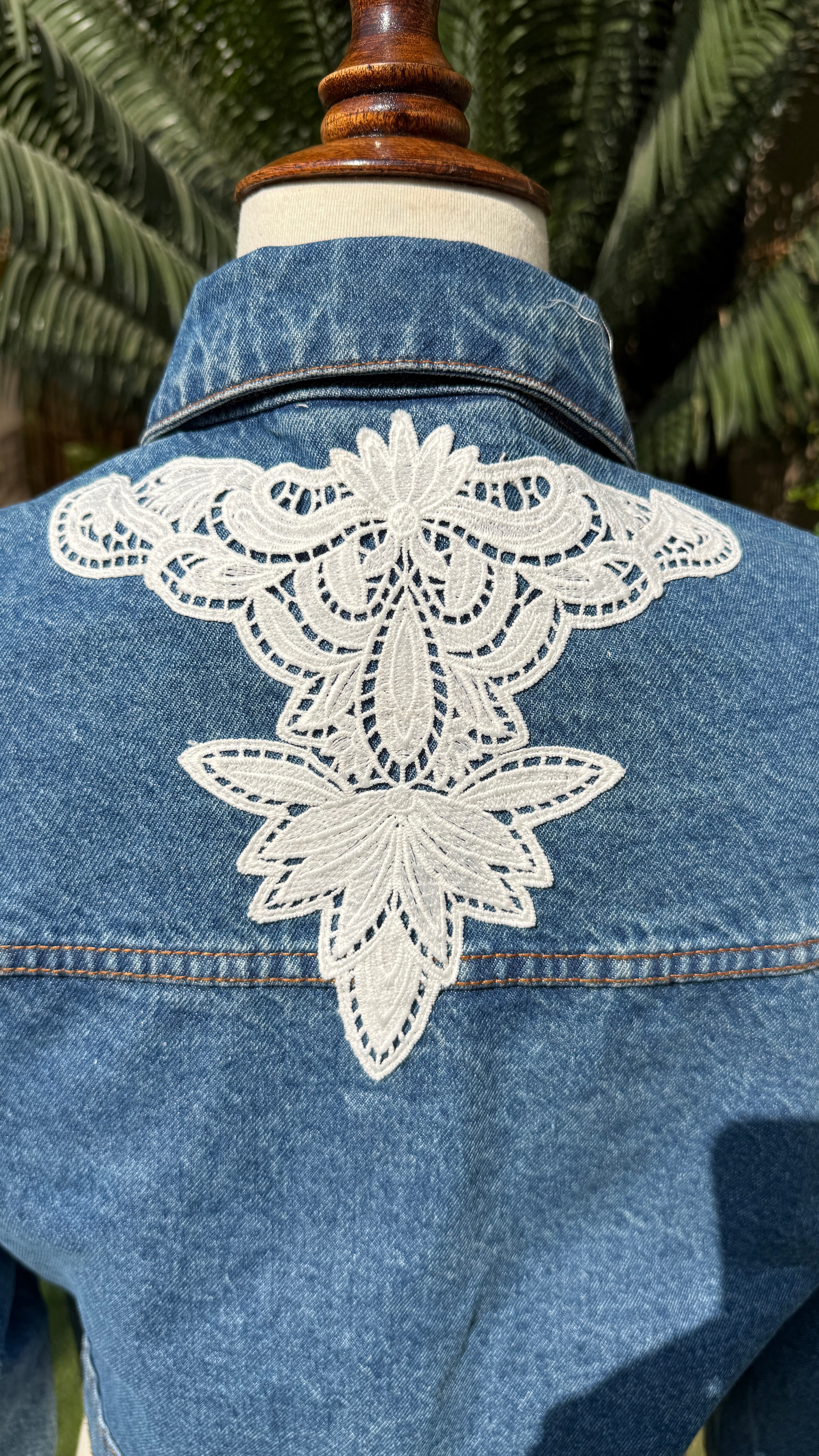 DENIM JACKET - MEDIUM WASH